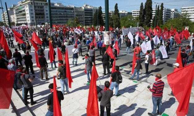 Υποκρισία!Εκκλησιές ερμητικά κλειστές και χιλιάδες διαδηλωτές στο κέντρο παρά τα μέτρα