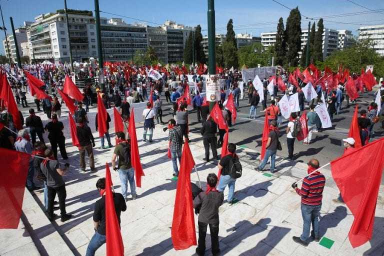 Υποκρισία!Εκκλησιές ερμητικά κλειστές και χιλιάδες διαδηλωτές στο κέντρο παρά τα μέτρα