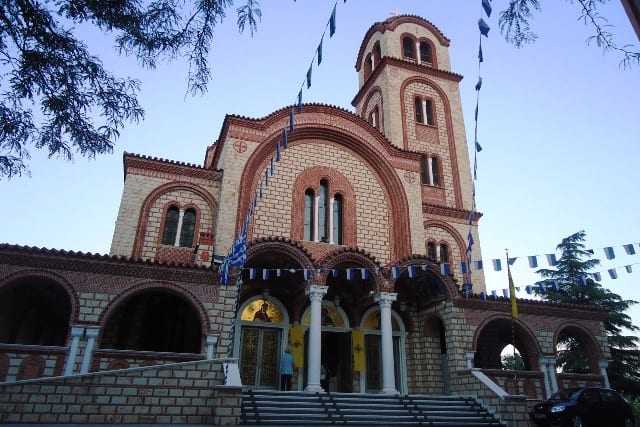 Απόψε υποδοχή του Αγίου Φωτός και αύριο η πανηγυρική Αναστάσιμη Θεία Λειτουργία