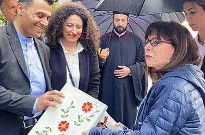 Ο Π. Αμβροσιάδης αντί για τούρτα, έκανε δώρο στην κ. Πρόεδρο της Δημοκρατίας μία κούκλα