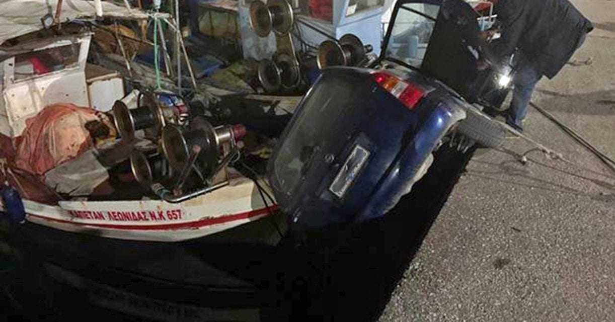 Αυτοκίνητο έπεσε στο λιμάνι της Νέας Περάμου (φωτογραφία)