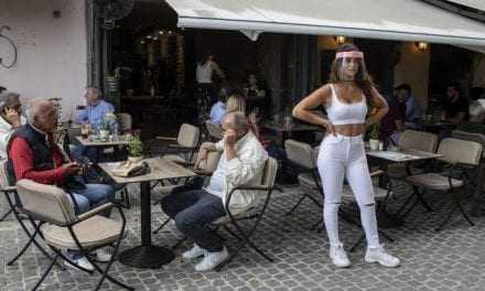 Η μεγάλη επιστροφή των Ελλήνων στις καφετέριες