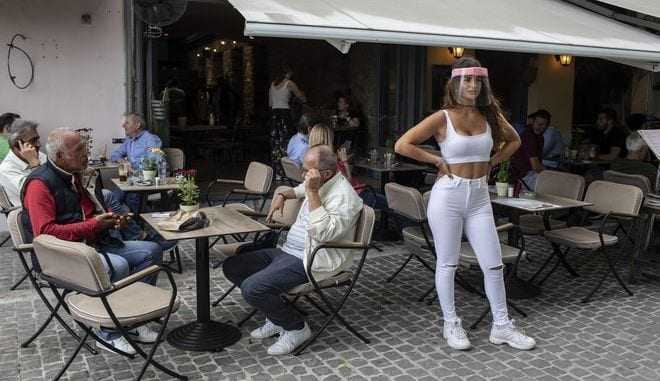 Η μεγάλη επιστροφή των Ελλήνων στις καφετέριες