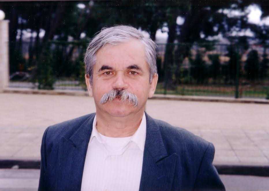 1. Και όμως, το ξήλωμα του εθνικού μας πουλόβερ συνεχίζεται