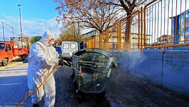 Απολύμανση των πεζοδρομίων από τον δήμο Ξάνθης