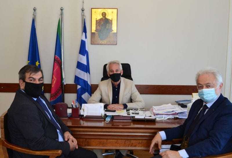 Τον Δήμαρχο Ξάνθης επισκέφθηκε ο πρόεδρος της Ένωσης Αποστράτων Αξιωματικών Στρατού Αντιστράτηγος ε.α. Σταύρος Κουτρής, συνοδευόμενος από τον νέο πρόεδρο Γιάννη Κουτσαϊμάνη και μέλη του Παραρτήματος Ξάνθης.