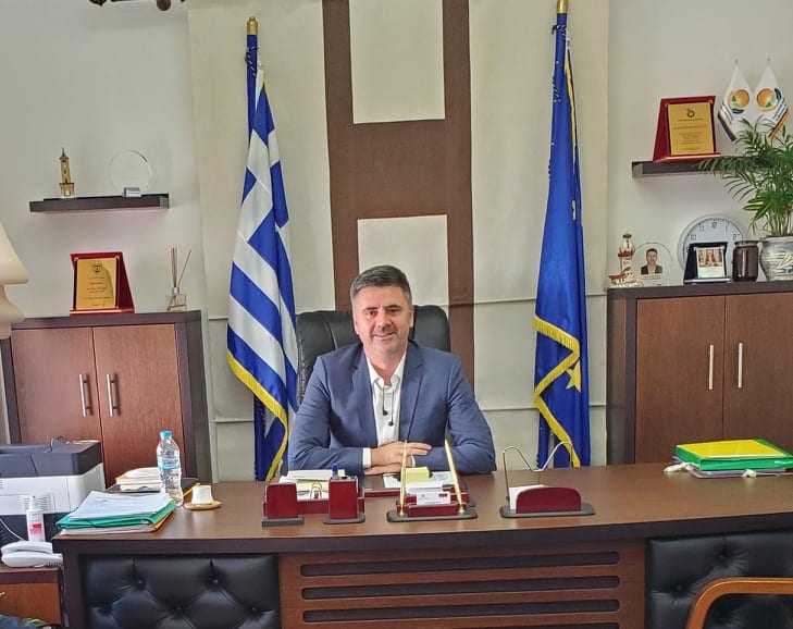 Ο δήμαρχος Μύκης δίπλα στα παιδιά του νηπιαγωγείου Κενταύρου.