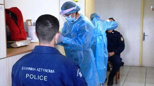 Κάνουν τεστ οι αστυνομικοί που μετακινούνται;