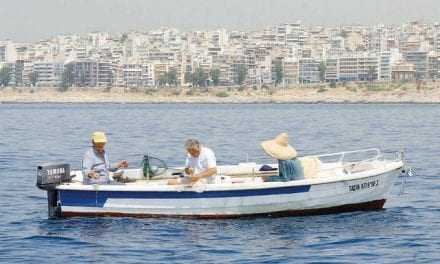 Επιτρέπεται με βάρκα το ερασιτεχνικό ψάρεμα αλλά από … απόσταση  ΤΙ ΛΕΕΙ ΤΟ ΛΙΜΕΝΑΡΧΕΙΟ ΛΑΓΟΥΣ