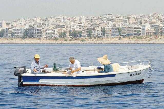 Επιτρέπεται με βάρκα το ερασιτεχνικό ψάρεμα αλλά από … απόσταση  ΤΙ ΛΕΕΙ ΤΟ ΛΙΜΕΝΑΡΧΕΙΟ ΛΑΓΟΥΣ