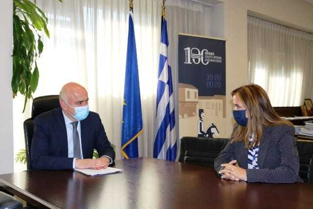 Μάλλον για το τρελάδικο μας ετοιμάζουν. Ο Χ. Μέτιος δέχτηκε επίσκεψη από την υφυπουργό (ψυχικής) υγείας.