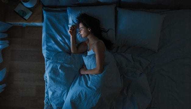 Τι σημαίνει όταν σε παίρνει κατευθείαν ο ύπνος το βράδυ Εκτός από το ότι είσαι κουρασμένη.