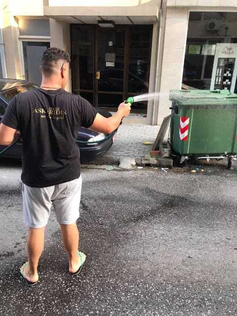 ΠΑΡΑΠΟΛΙΤΙΚΑ: Είδε και απόειδε  με την απραξία του αντιδημάρχου καθαριότητας Μπαντάκ,  πήρε το λάστιχο να πλύνει τους κάδους