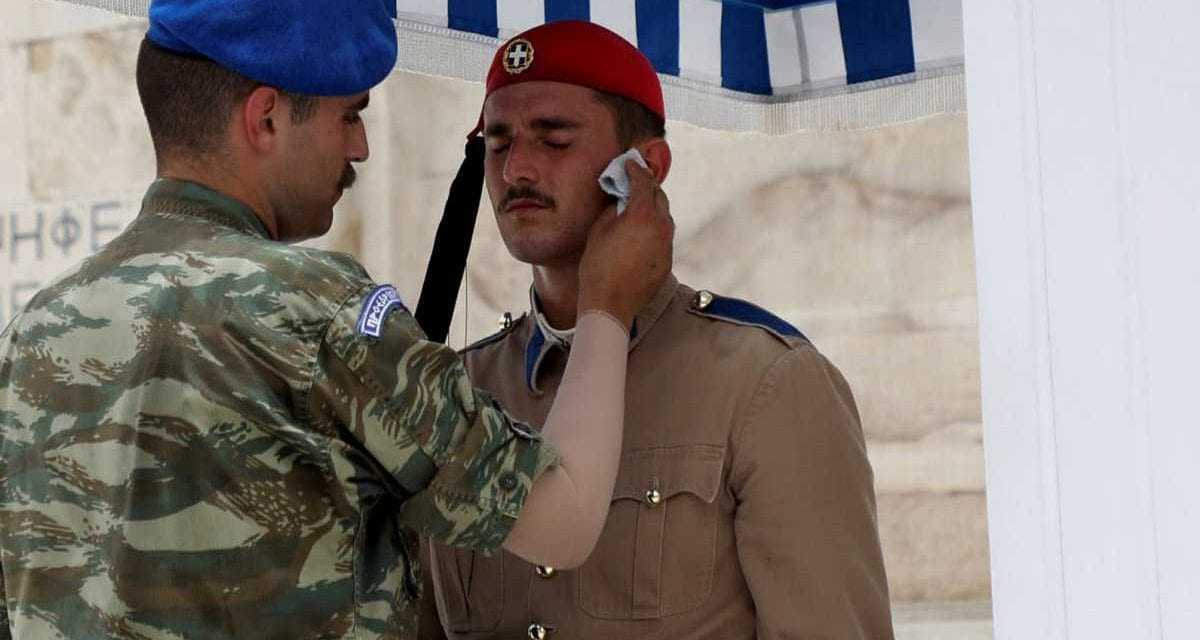 Η εικόνα του εύζωνα μέσα στον καύσωνα που κάνει τον γύρο του κόσμου