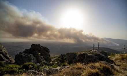 Φωτιά στη Βαρυμπόμπη – Σηκώθηκαν τα εναέρια μέσα – Εικόνες ολέθρου