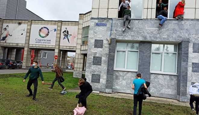 Ρωσία: Επίθεση με 8 νεκρούς σε πανεπιστήμιο – Φοιτητές πήδηξαν από τα παράθυρα για να σωθούν