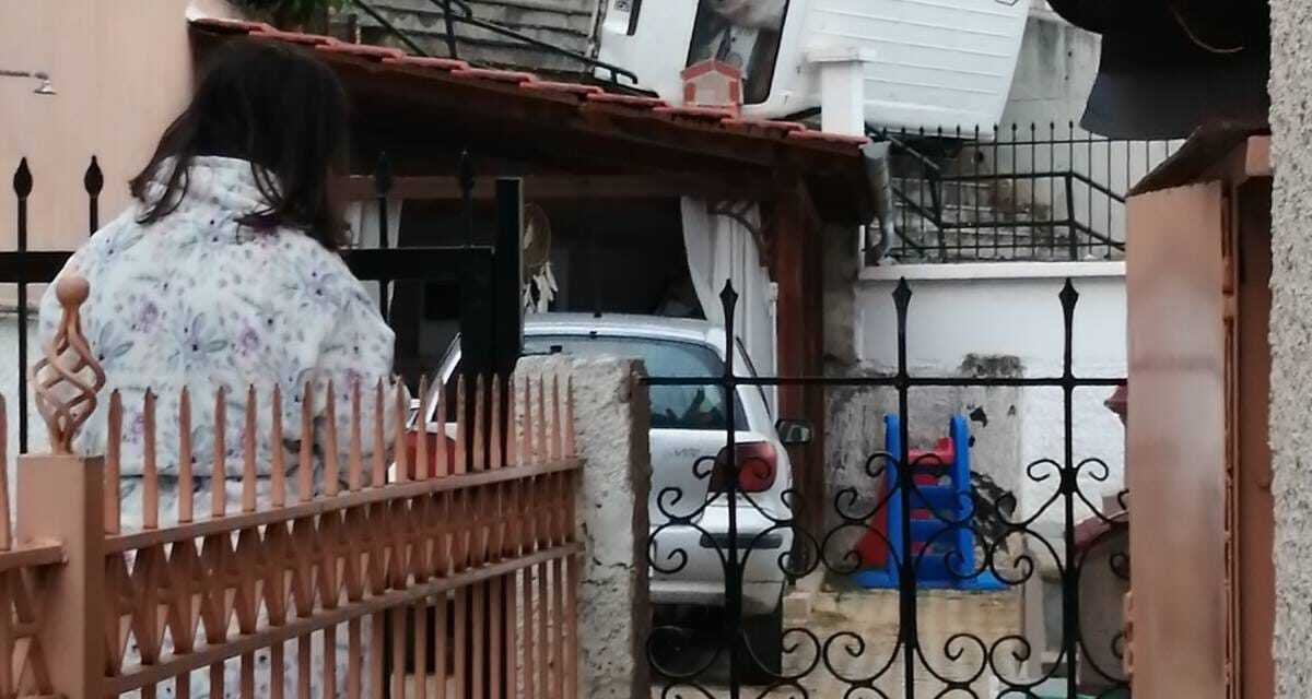 Παληό Καβάλας | Φορτηγό “προσγειώθηκε” πάνω σε στέγη σπιτιού