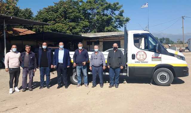 Νέο ανοιχτό φορτηγό όχημα για την απομάκρυνση ογκωδών απορριμμάτων απέκτησε ο Δήμος Τοπείρου
