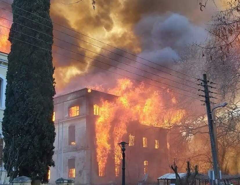 Φωτιά στις καπναποθήκες.  Ένα έγκλημα που αναζητά τον ένοχο ή κρυμμένα ένοχα μυστικά μέσα στις στάχτες;