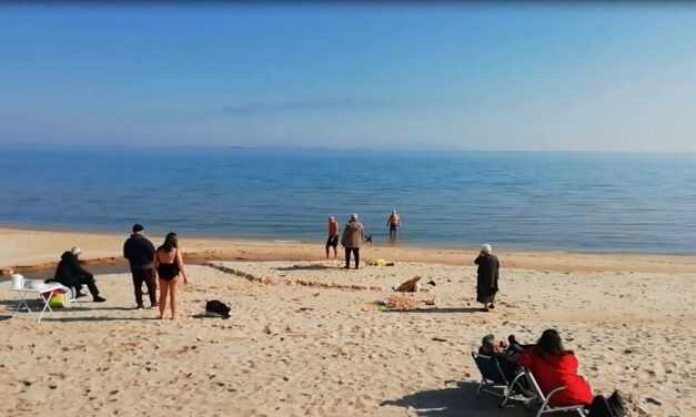 Οι χειμερινοί κολυμβητές έκοψαν την πίτα στην παραλία του Αη Γιάννη
