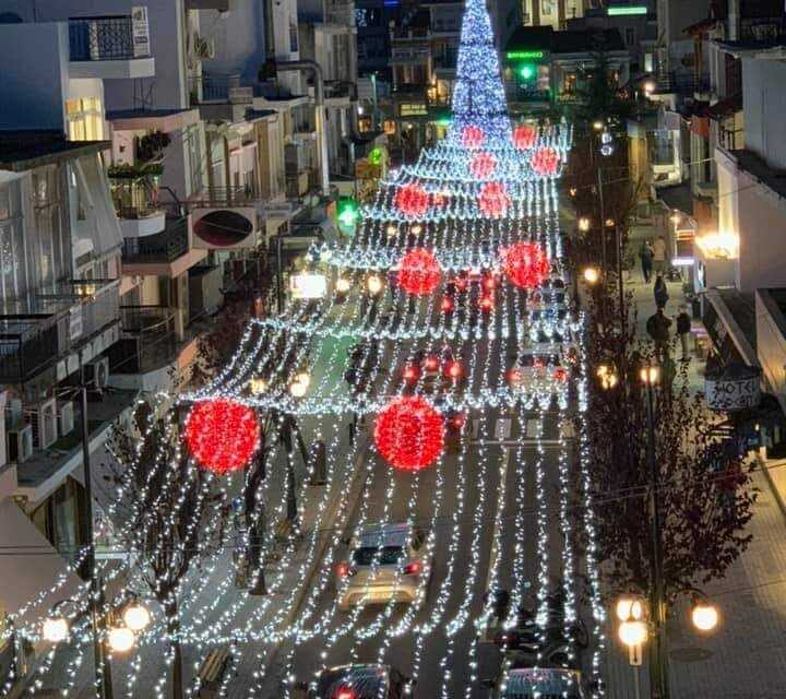 Την Τρίτη ο δήμος ξηλώνει τον διάκοσμο των Χριστουγέννων και βάζει τον διάκοσμο της αποκριάς