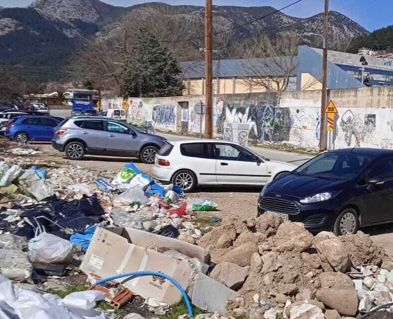 Χ. Δημαρχόπουλος: Δημοτικό Αθλητικό Κέντρο Ξάνθης.  Στο βάθος… ένα μπλε λεωφορείο.