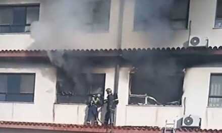 Τραγωδία στο νοσοκομείο Παπανικολάου: Έντοπίστηκε ένας νεκρός Πυροσβέστες εκκενώνουν αυτή την ώρα την κλινική απομακρύνοντας τους ασθενείς.