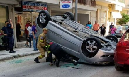 Απίστευτο τροχαίο στην 28ης. Όχημα προσέκρουσε σε σταθμευμένο και τούμπαρε. Ελαφρά τραυματίσθηκε ο οδηγός. Τον απεγκλώβισαν πυροσβέστες.