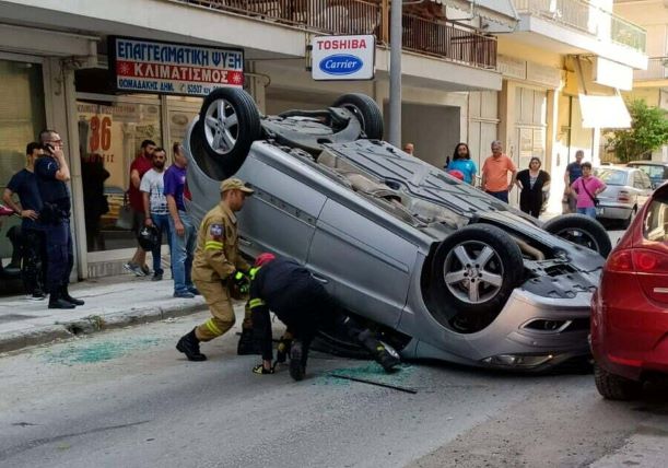 Απίστευτο τροχαίο στην 28ης. Όχημα προσέκρουσε σε σταθμευμένο και τούμπαρε. Ελαφρά τραυματίσθηκε ο οδηγός. Τον απεγκλώβισαν πυροσβέστες.