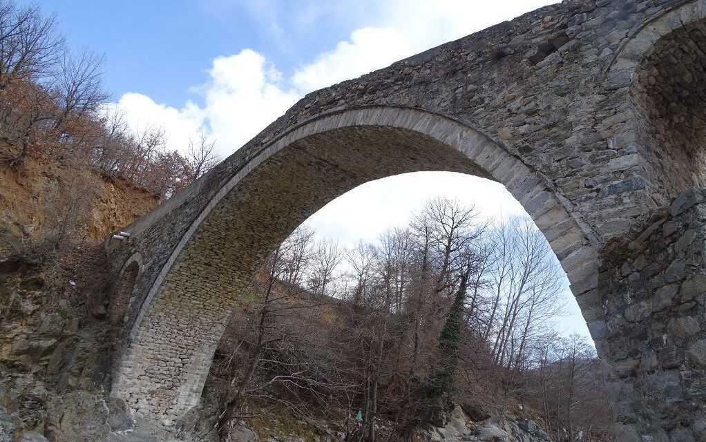Κινδυνεύει να πέσει η πετρόκτιστη γέφυρα στις Σάτρες του Δήμου Μύκης;