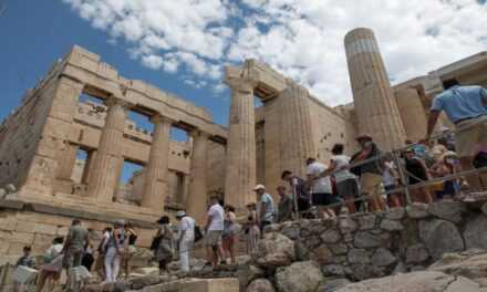 Αυτοκτονία η πτώση γυναίκας από τα βραχάκια στην Ακρόπολη -Πήρε φόρα, έκανε τον σταυρό της και έπεσε