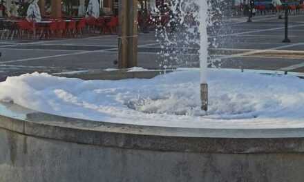 Θαύμα. Αφρός στο συντριβανάκι της κεντρικής πλατείας