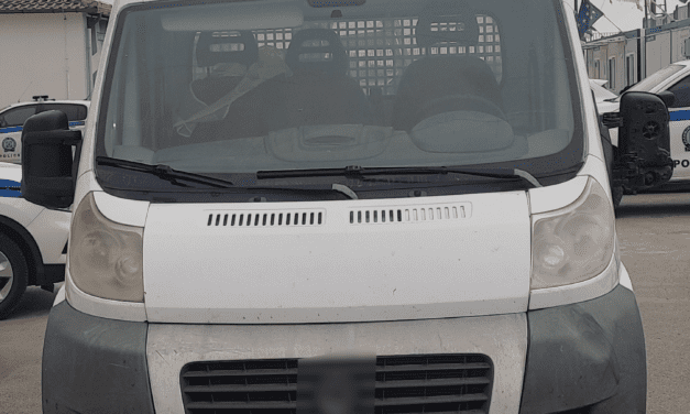 Αλλοδαπός έκρυβε τους λαθρομετανάστες σε κρύπτη στην καρότσα του φορτηγού