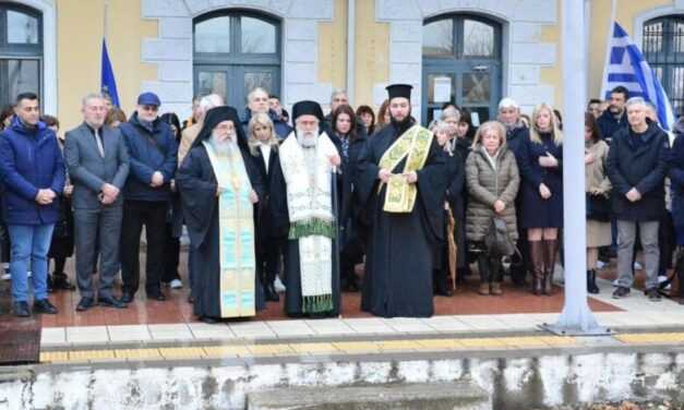 Τρισάγιο στον σιδηροδρομικό σταθμό για τους νεκρούς της τραγωδίας των Τεμπών.