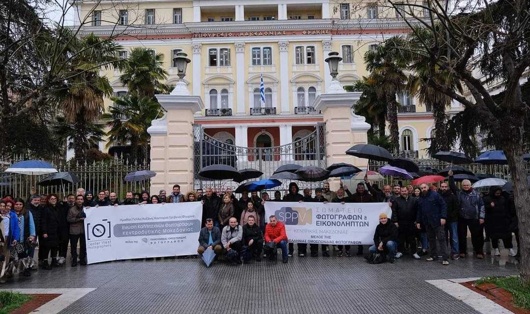 Αντίθετοι οι φωτογράφοι και οι εικονολήπτες με την απόφαση της κυβέρνησης να λαμβάνονται οι φωτογραφίες για τις ταυτότητες μέσα στα αστυνομικά τμήματα.