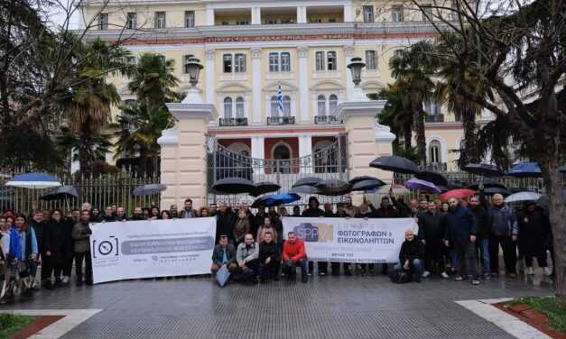 Αντίθετοι οι φωτογράφοι και οι εικονολήπτες με την απόφαση της κυβέρνησης να λαμβάνονται οι φωτογραφίες για τις ταυτότητες μέσα στα αστυνομικά τμήματα.