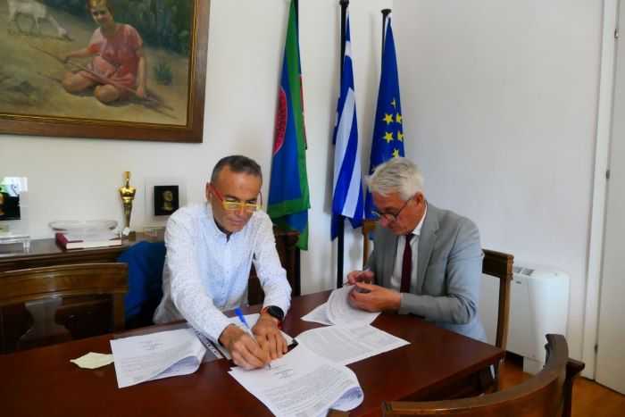 Ο Δήμαρχος υπέγραψε τη σύμβαση: 1.231.902 € για την αποκατάσταση υποδομών στη ΔΕ Σταυρούπολης