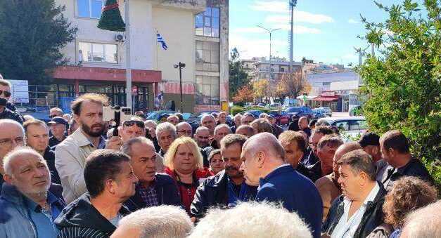 Στα «κάγκελα» οι κτηνοτρόφοι της ΑΜΘ -Κινητοποίηση στο κτίριο της Περιφέρειας στην Κομοτηνή