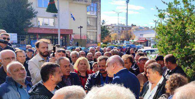 Στα «κάγκελα» οι κτηνοτρόφοι της ΑΜΘ -Κινητοποίηση στο κτίριο της Περιφέρειας στην Κομοτηνή