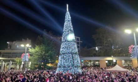 Μια πόλη μια χριστουγεννιάτικη αγκαλιά!  Άναψε το δέντρο στην κεντρική πλατεία