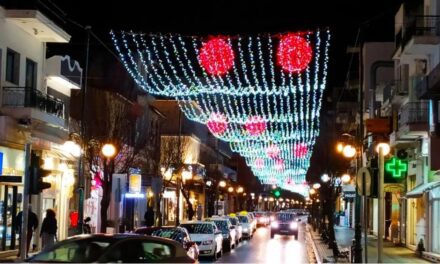 “Μας άλλαξε τα φώτα”  ο δήμαρχος, λέει η αγορά με τα γιορταστικά λαμπιόνια