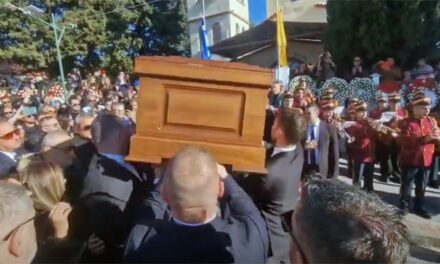 Πλήθος κόσμου είπε το τελευταίο «αντίο» στον Βασίλη Καρρά