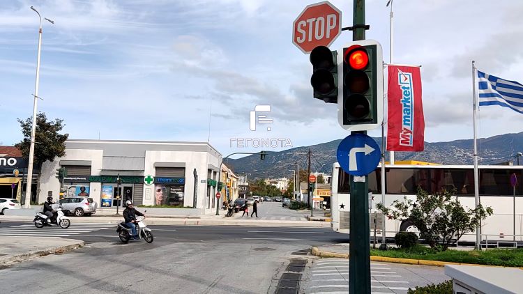 Πέρασε με κόκκινο 12 φανάρια στον Βόλο και τράκαρε με περιπολικό για να αποφύγει το αλκοτέστ