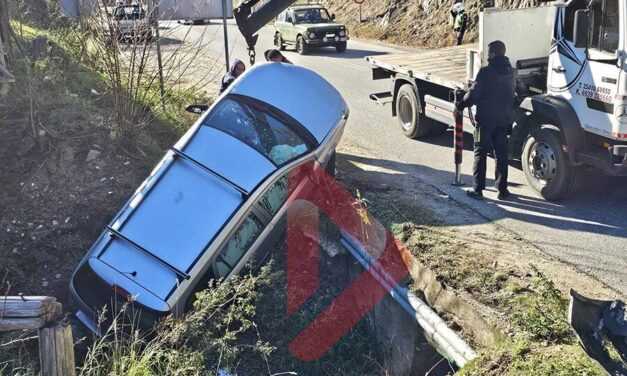 Αυτοκίνητο έπεσε σε χαντάκι στον δρόμο για Σταυρούπολη