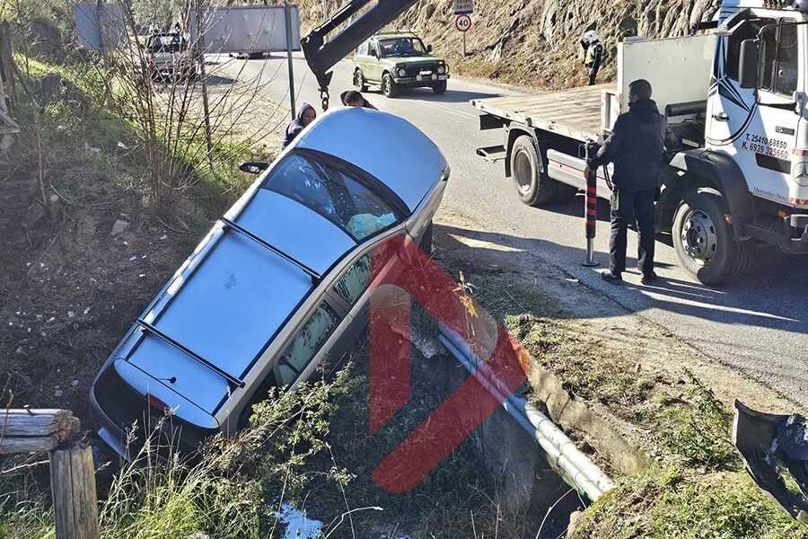 Αυτοκίνητο έπεσε σε χαντάκι στον δρόμο για Σταυρούπολη