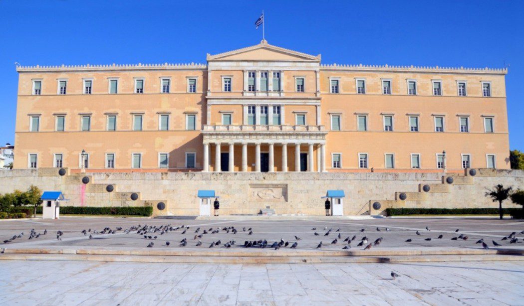 Βουλευτές λύνουν τα «προβλήματα» του Ελληνικού Λαού μέσα στην Βουλή, με μπουνιές