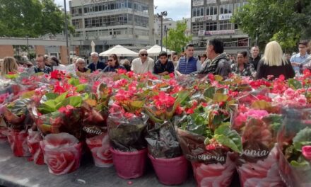 Λουλούδια στις μανούλες που γιόρτασαν την Κυριακή, από τον  δήμο Ξάνθης