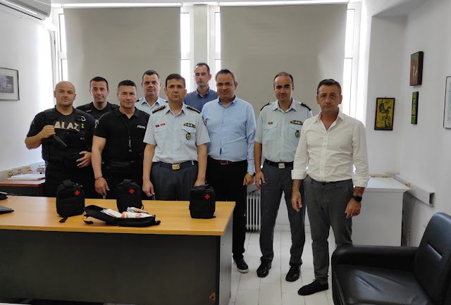 Φορητά φαρμακεία από τους αστυνομικούς στους … Αστυνομικούς