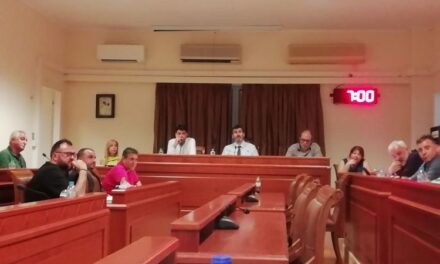 Συνεδρίαση δημοτικού Συμβουλίου. Ο Φανουράκης πήγε για μαλλί και βγήκε κουρεμένος