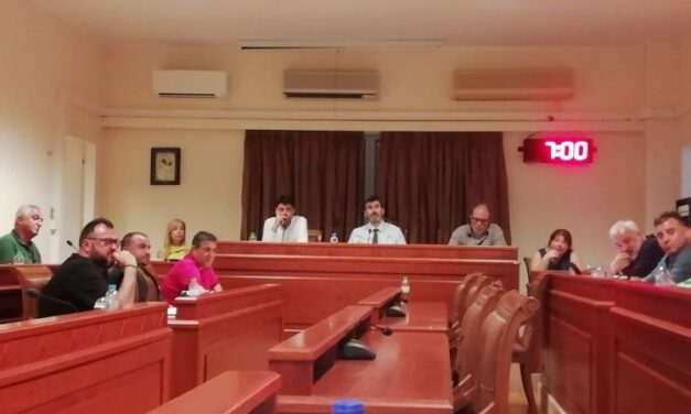 Συνεδρίαση δημοτικού Συμβουλίου. Ο Φανουράκης πήγε για μαλλί και βγήκε κουρεμένος